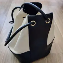 ホワイトとブラックの巾着型ショルダーバッグOPAQUE.CLIP