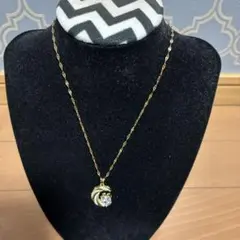 月型ネックレス