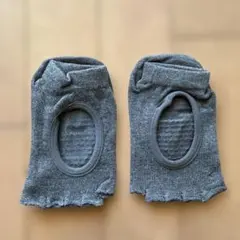 グレーの滑り止め付きヨガソックス