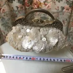 クリーム色のスパンコール装飾パーティーバッグ