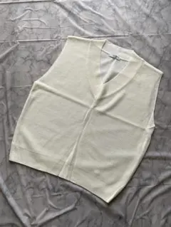 YELLOW アイボリー Vネック ニットベスト シンプルベスト