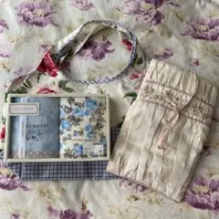 新品‼️LAURA ASHLEY タオルハンカチ2枚とトートバッグ・ポーチセットのサムネイル