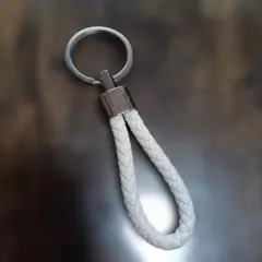ホワイト編み込みレザーキーホルダー
