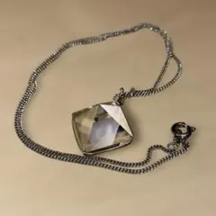 クリスタル ピラミッド型 ペンダント ネックレス