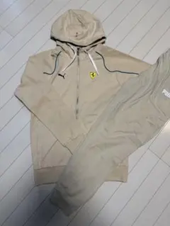 PUMA フェラーリロゴ ベージュパーカー