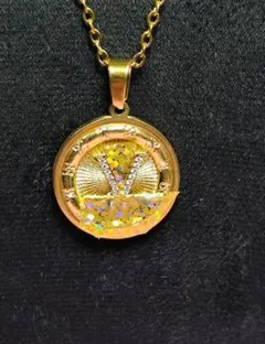 ゴールド ロゴモチーフ ペンダント ネックレス　商品番号「VN」