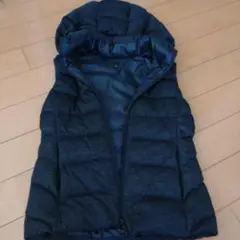 UNIQLOフード付きダークグレーキルティングベスト M
