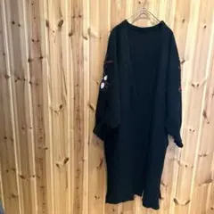 【カレイ】カーディガン　長袖　袖刺繍入り　花刺繍　花柄　ブラック　黒色