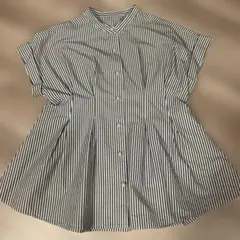 【美品】PLST プラステ　パールボタンストライプ ペプラムブラウス　ネイビー