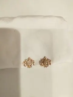装飾的な金色のイヤリングのサムネイル