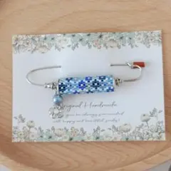 青いお花のブローチ　ハンドメイド　ビーズステッチ　匿名配送　N0.717