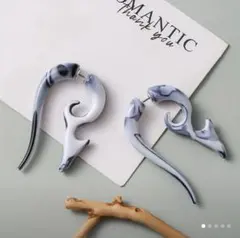 マーブル模様のユニークなピアス　可愛い　お洒落　個性的　カジュアル　新品