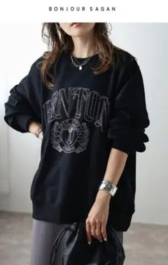 【新品】 BONJOUR SAGAN 白抜きカレッジロゴ刺繍BIGスウェット 黒