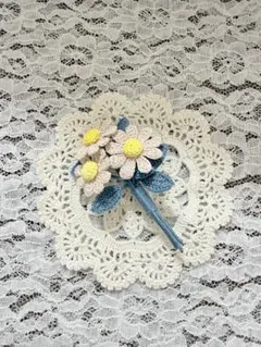 ハンドメイド レース糸編み　デイジーのブローチ (ベージュ)