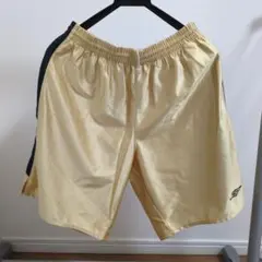 金色ハーフパンツ サイド黒ストライプ