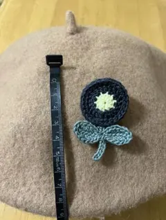 編み物の花ブローチ