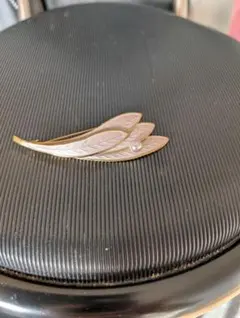 エレガントな葉の形ブローチ パール付き