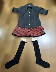 ガールズコーデ 赤チェックミニスカ 黒半袖ブラウス レース付き黒ニーハイソックス