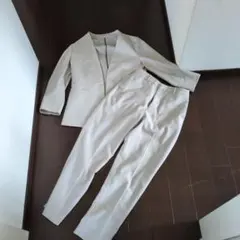 洗えるベージュ ノーカラージャケットとパンツセットアップ