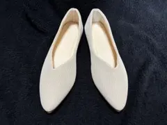 ポインテッドトゥ フラットパンプス ベージュのサムネイル