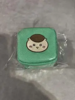 【新品】ちいかわ カラビナつき刺繍スクエアミニポーチ（栗まんじゅう）