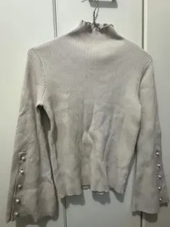 ベージュ タートルネックニット フレア袖　袖スリット　リブニット