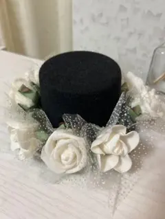 黒のミニハット 白い花の装飾付き