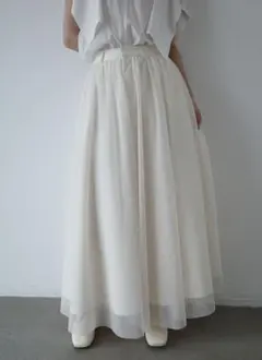たっぷりボリュームのチュールが華やかなスカート