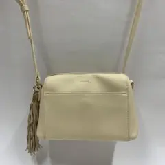 niko and... タッセル付きクリーム色ショルダーバッグ