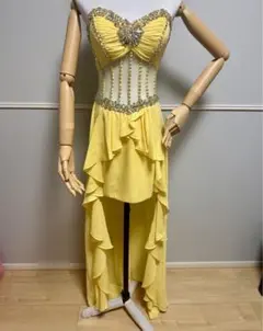 黄色のストラップレスドレス