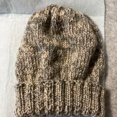 ベージュとグレーのニット帽