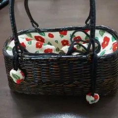 椿柄の布付き　黒いかごバッグ
