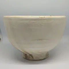 シンプルで可愛い白い陶器の茶碗 (少しだけ大きめ)