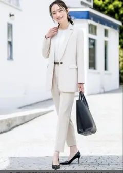 アイボリー ビジネススーツとブルーブラウスset