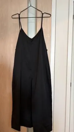 黒のVネックオールインワン