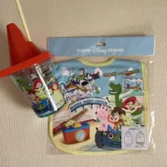 トイストーリー　食事用エプロンとコップ2点セット
