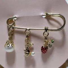 うさぎとイチゴのカブトピン　ブローチ