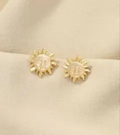 太陽モチーフの金色ピアス