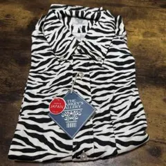 ゼブラ柄の胸ポケット付き長袖シャツ