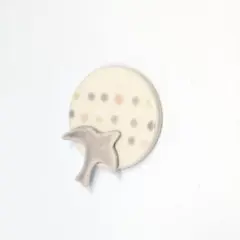 帯留つばめドット柄丸型白緑灰色鳥グレー陶器ホワイト着物帯帯留め燕ことり水玉模様