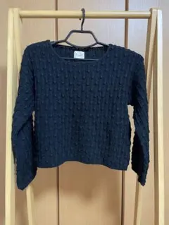 黒い編み模様の長袖セーター