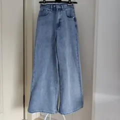 ビジュー付きライトブルーデニムパンツ