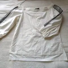 Theory オフショルダー チュニック ホワイト 袖刺繍のサムネイル