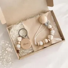 出産祝い 名入れ 木製ネームキーホルダー おしゃぶりホルダー ギフト 女の子