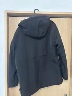 フード付き黒ダウンジャケット