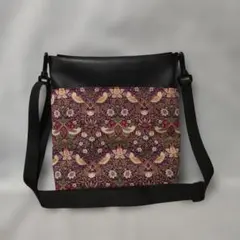 柔らかい黒の合皮とウイリアムモリス柄のショルダーバッグ ファスナー付き