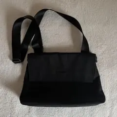 earシンプル 合わせやすい万能ショルダーバッグ意外と入るポケット多め使いやすい