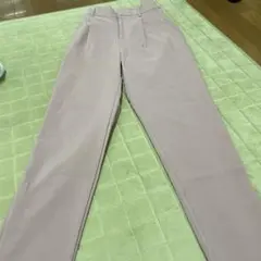 薄いピンク スリムフィットパンツ