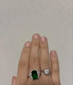 エメラルドカット緑色石と透明石のリングセット