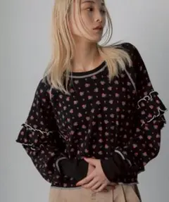 ●美品● mag.by c ブラック系 ローズプリントサーマルトップスのサムネイル